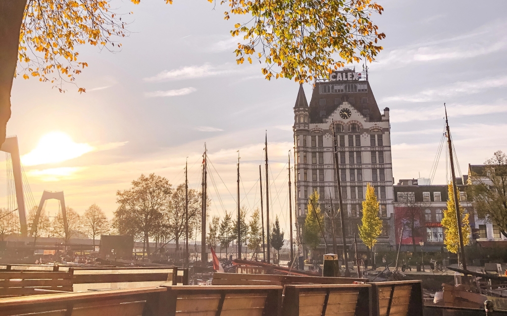 Het herfstige zonlicht bij de Oude Haven in Rotterdam zet me aan het denken